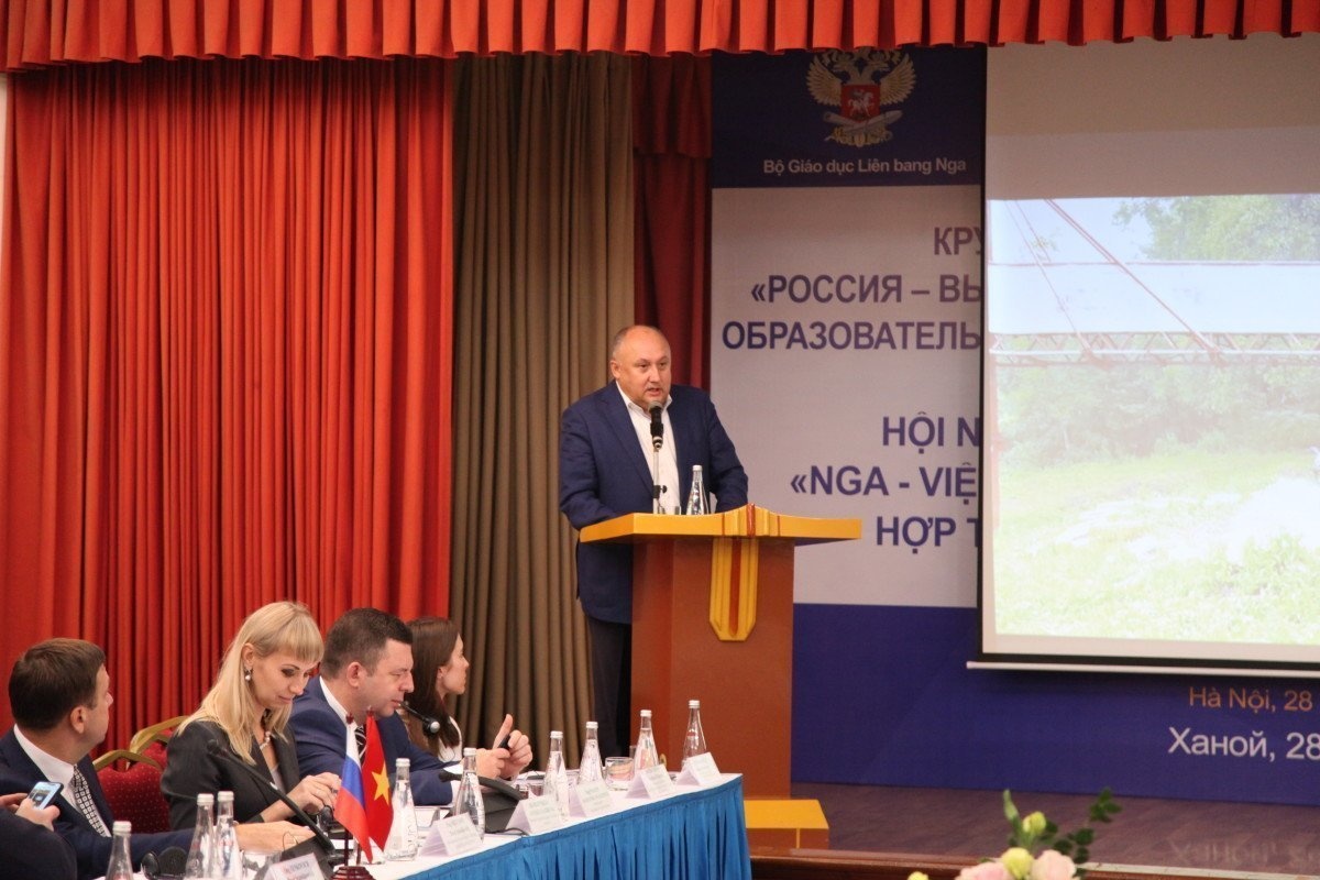 Директор ВДЦ «Океан» Андрей Базилевский презентовал деятельность Центра на круглом столе «Россия и Вьетнам: перспективы образовательного сотрудничества» в г. Ханое