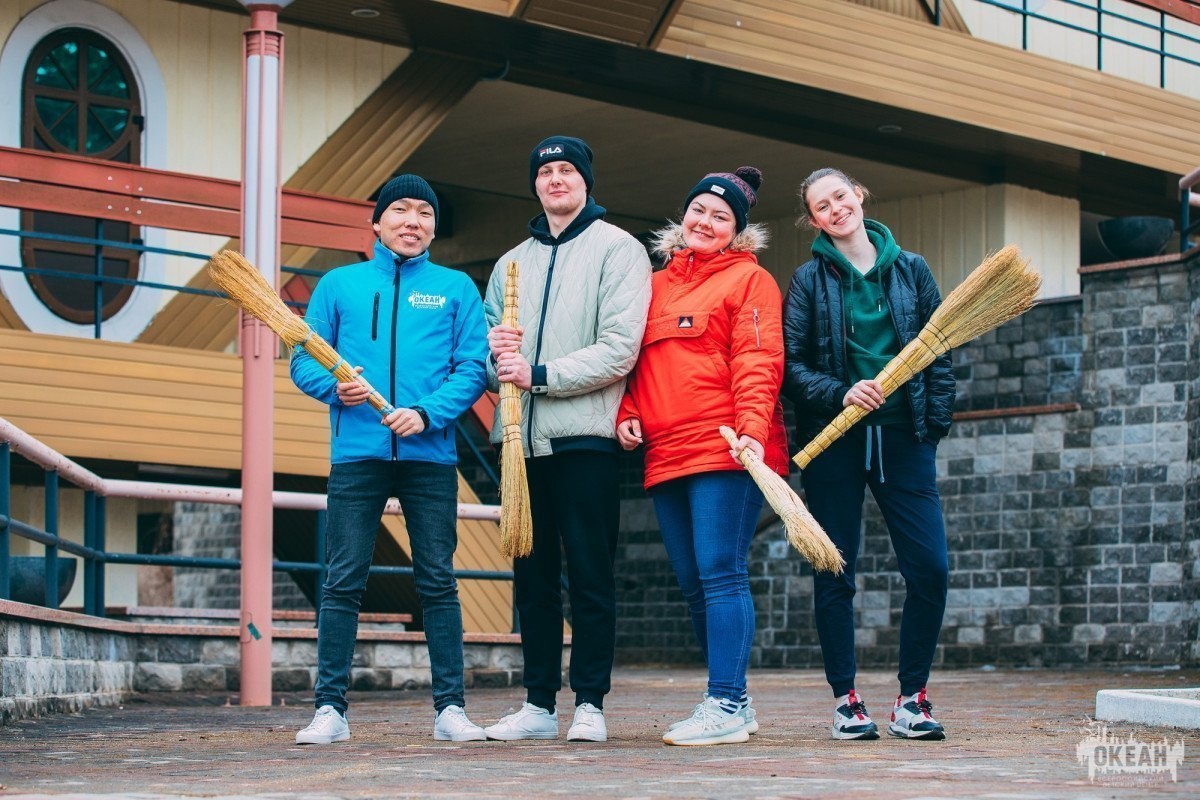 Ремонтная бригада начала работу по подготовке территории Центра к лету