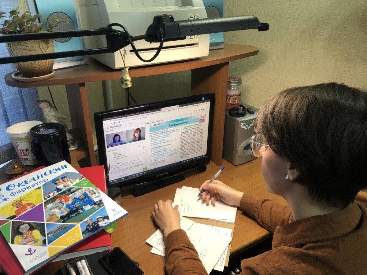 Преподаватель океанской школы делится проектными идеями на вебинаре