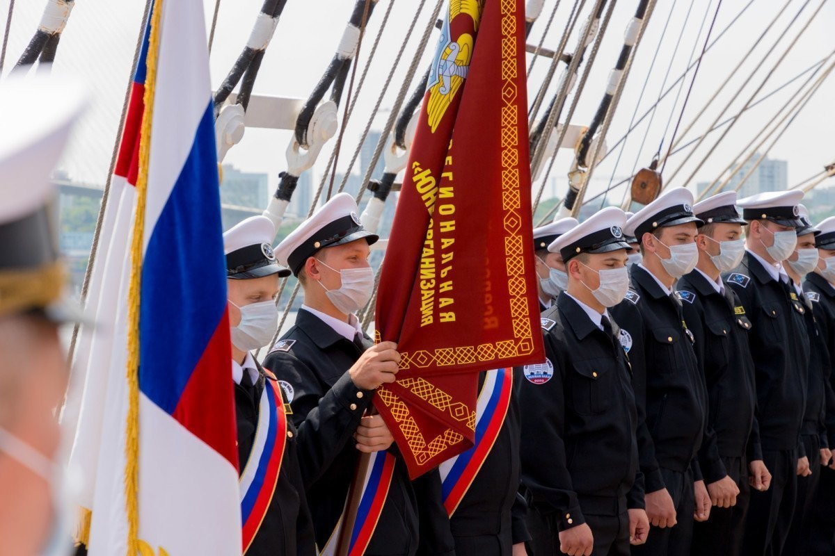 Сотрудники Следственного комитета и ВДЦ «Океан» в рамках Всероссийской Эстафеты добрых дел передали знамя командованию барка «Седов»