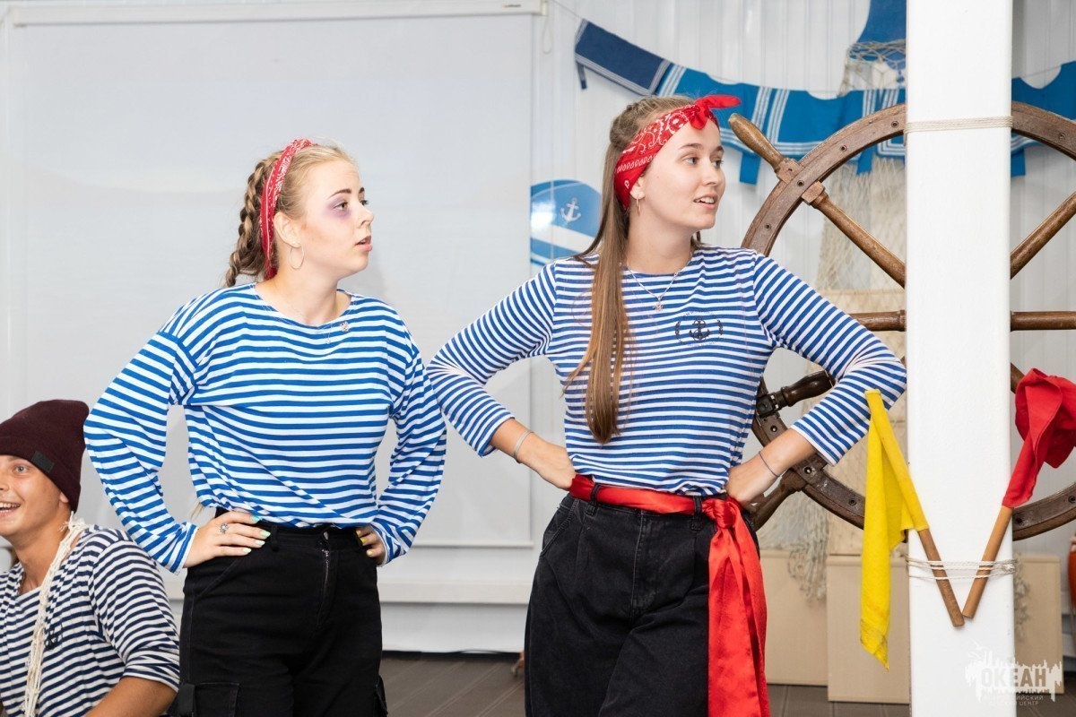 Старшины «Океанской Эскадры» поздравили ребят вожатским спектаклем