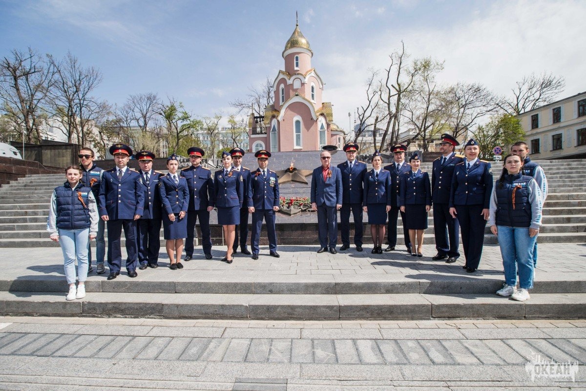 Сотрудники ВДЦ «Океан» и следственного управления возложили цветы к вечному огню