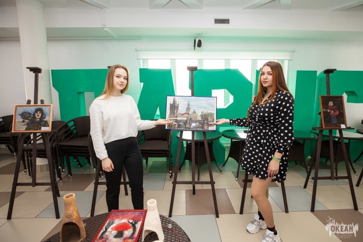 «Творчество без границ»: знакомство с работами участников программы на межрегиональной выставке