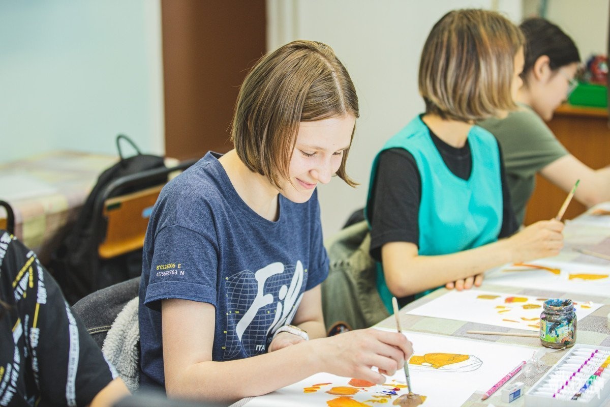 Фоторепортаж: участники программы «Творчество без границ» провели акцию «Дети – детям»