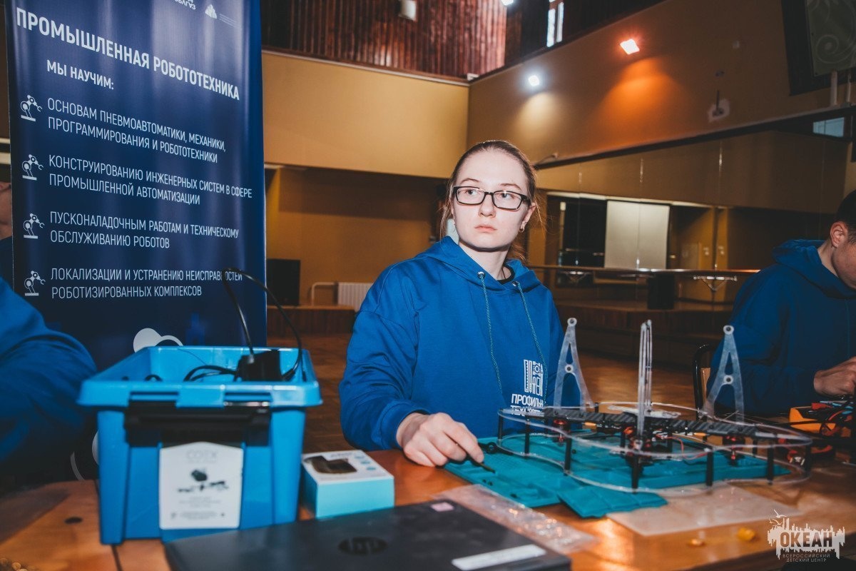 «Профильные техноотряды»: океанцы учатся собирать дроны