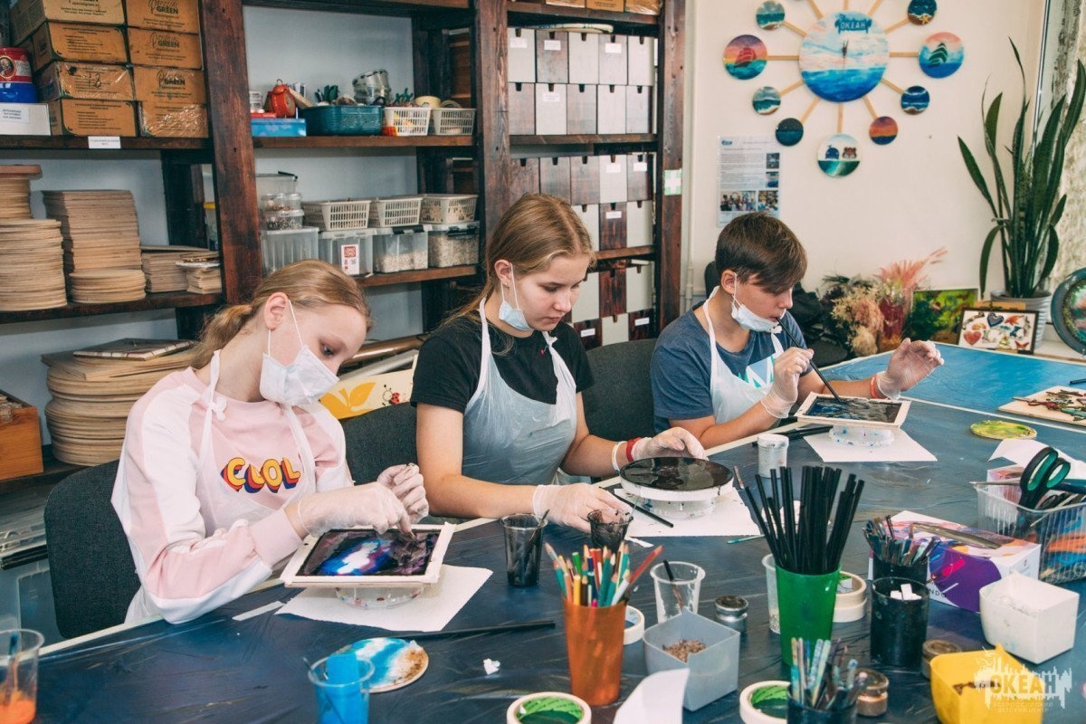 Океанцы мастерят подарки на Новый год