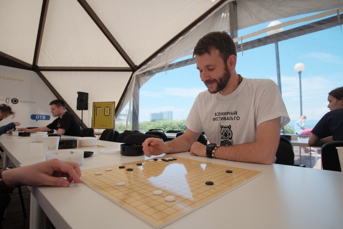 Сотрудник ВДЦ «Океан» принял участие во II Кубке ДВФУ по игре Го