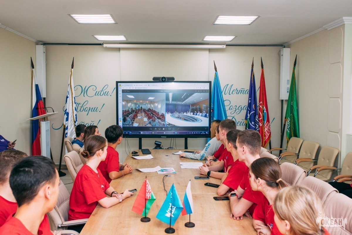 Океанцы обсудили роль самовоспитания в жизни подростков с участниками смены НДЦ «Зубрёнок»