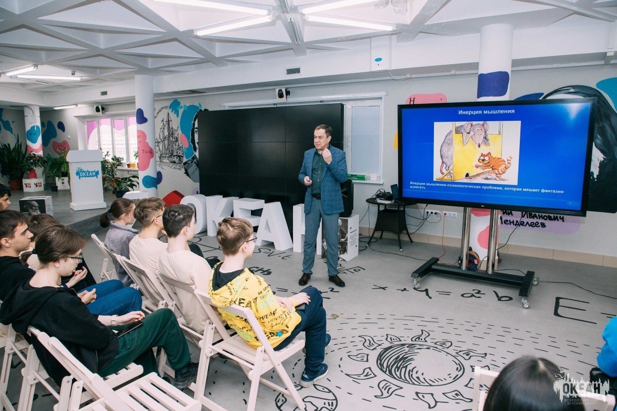 Представители общества «Стартнаука» проводят для океанцев лекции и мастер-классы