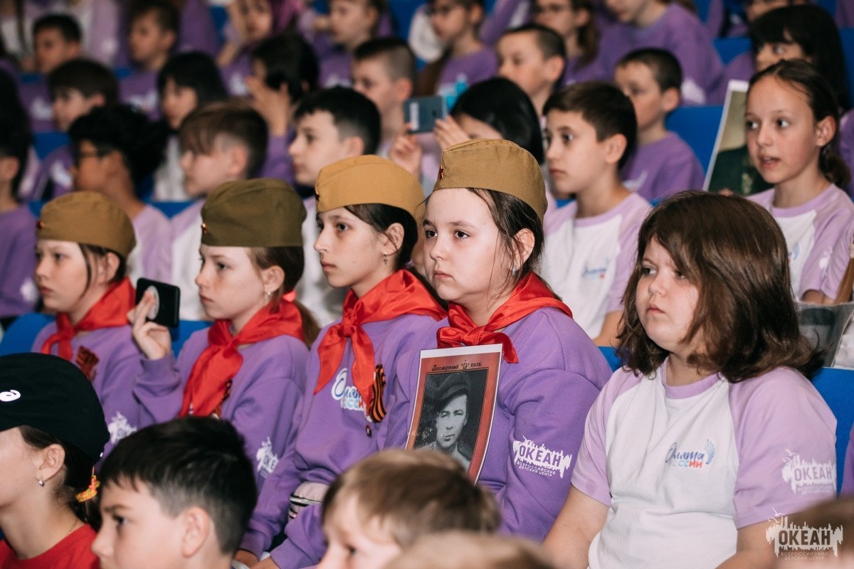 Юные Орлята России приняли участие в акции «Бессмертный полк» в ВДЦ «Океан»