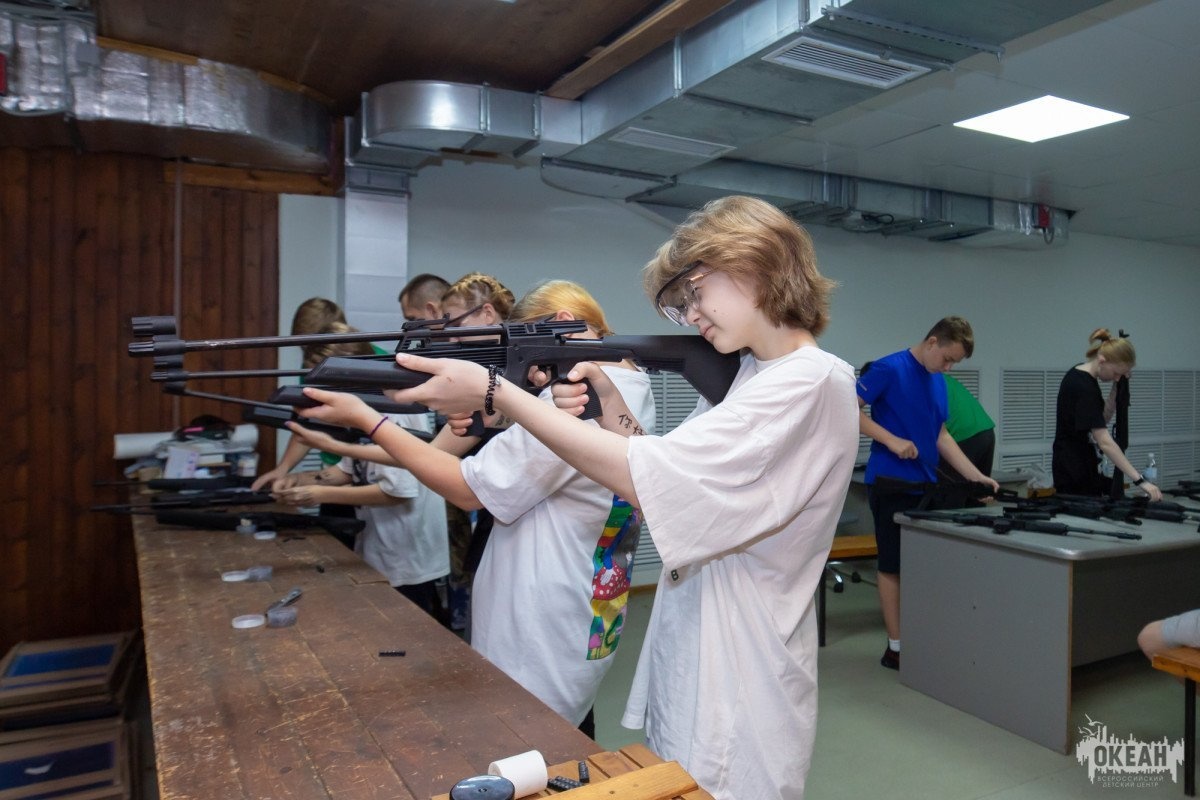 На курсе «Спецагент» школьники изучают основы силовой и огневой подготовки