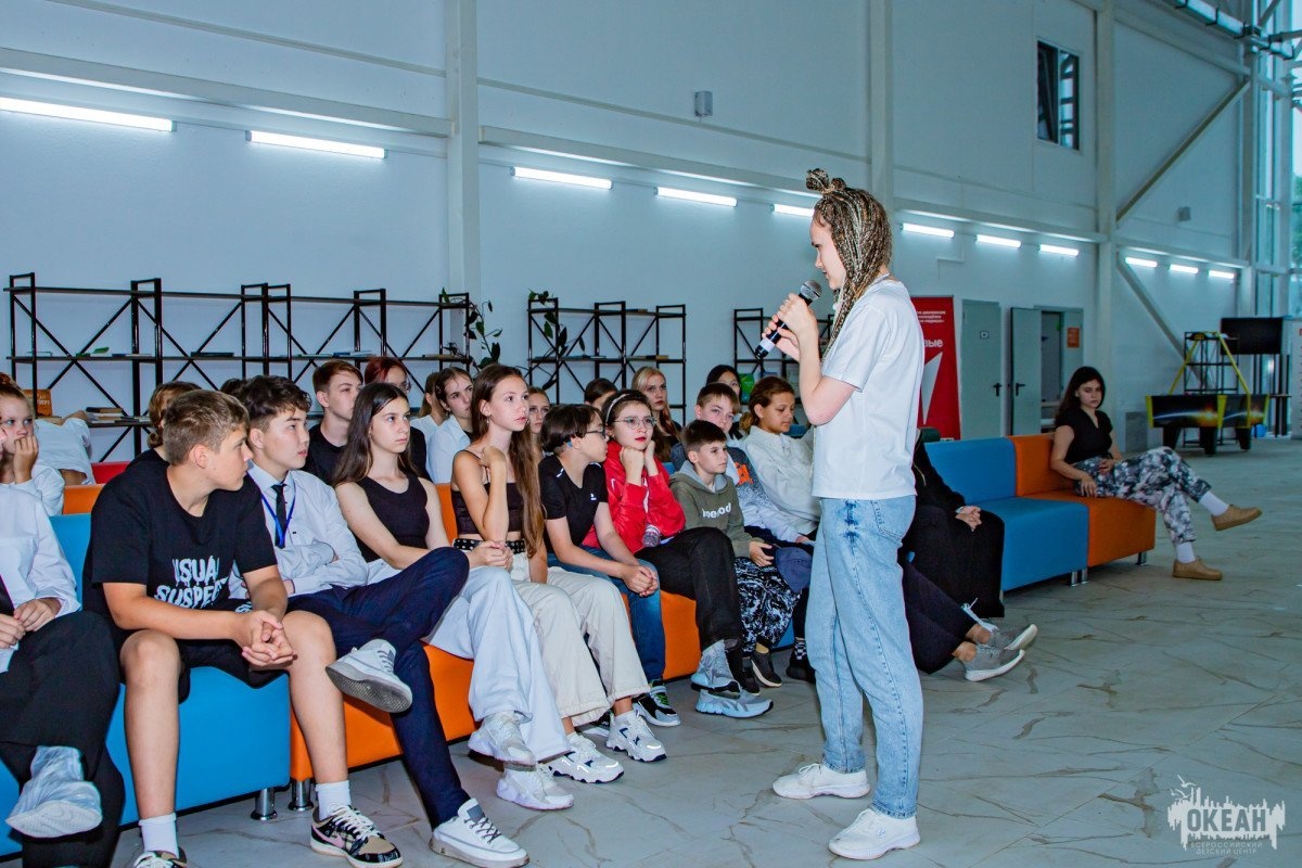 Спикеры российского общества «Знание» проводят лекции для океанцев