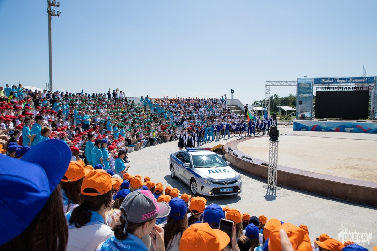 На главной сцене детского центра прошло торжественное открытие шести образовательных программ
