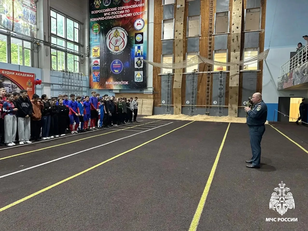 Штурм лестницы на высоте четырёх метров: океанцы участвуют в соревнованиях юных пожарных