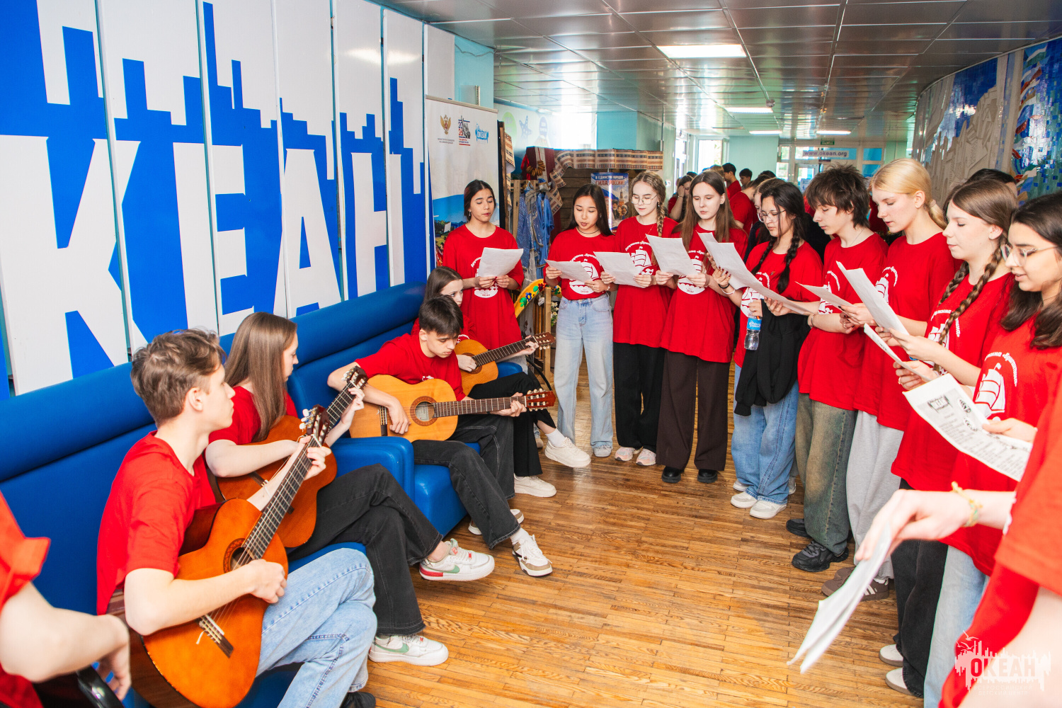 Участники программы «#ЛюдиВбелом» представили творческие работы на итоговой выставке образовательного курса «Арт-терапия»