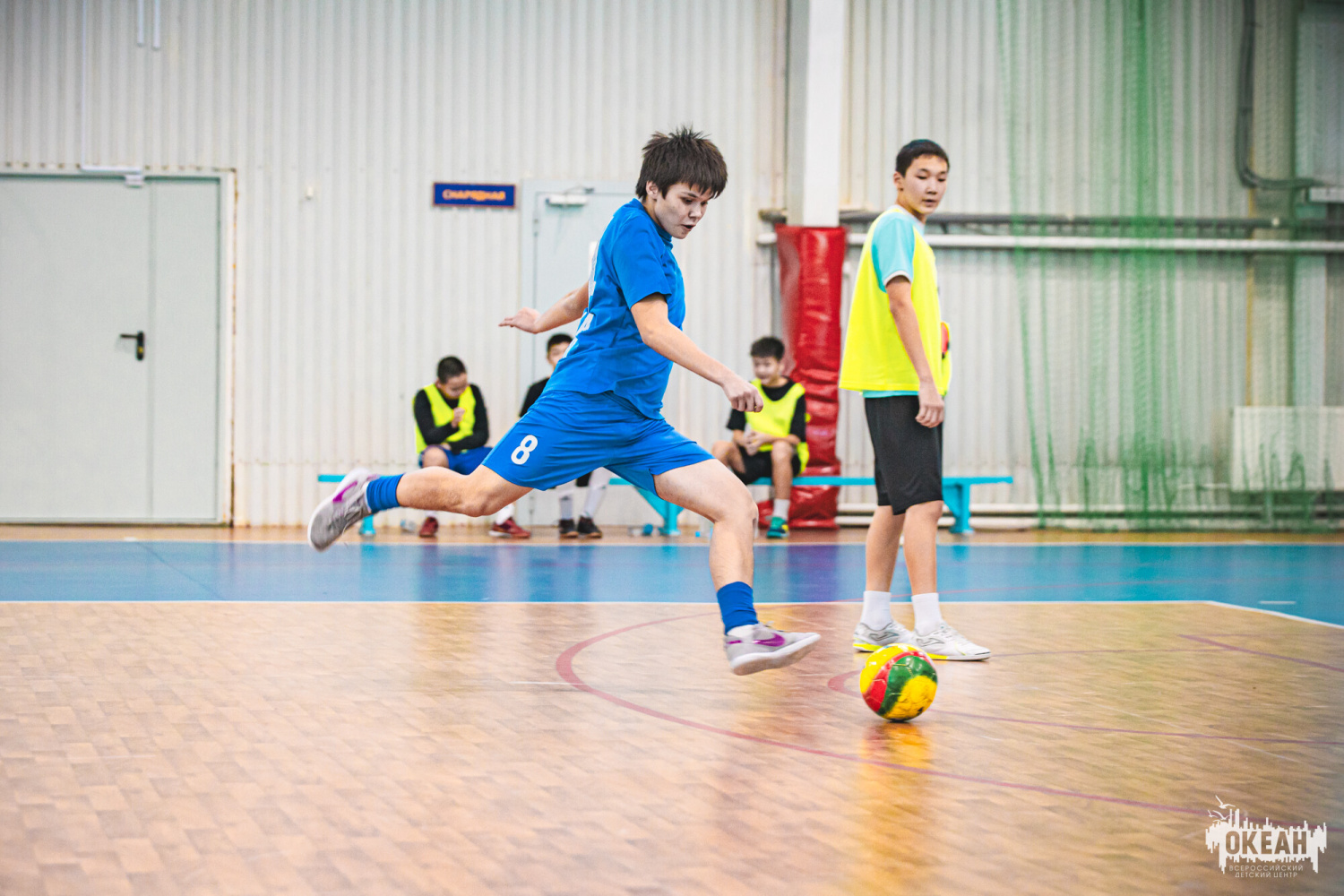 «Вокруг мяча»: юные спортсмены встретились на соревнованиях по футболу