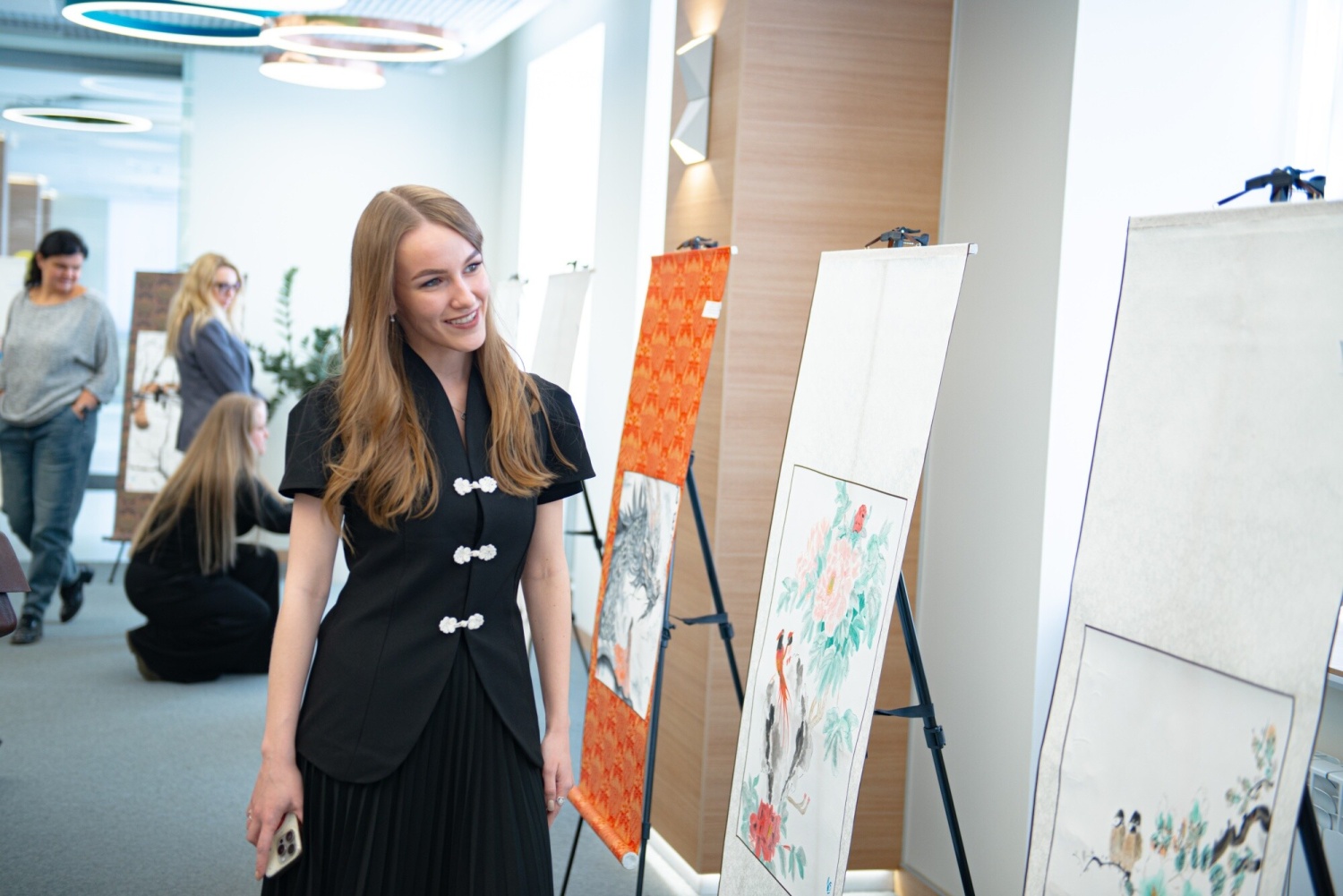 В Минпросвещения России открыли выставку картин, подготовленную детьми с ОВЗ