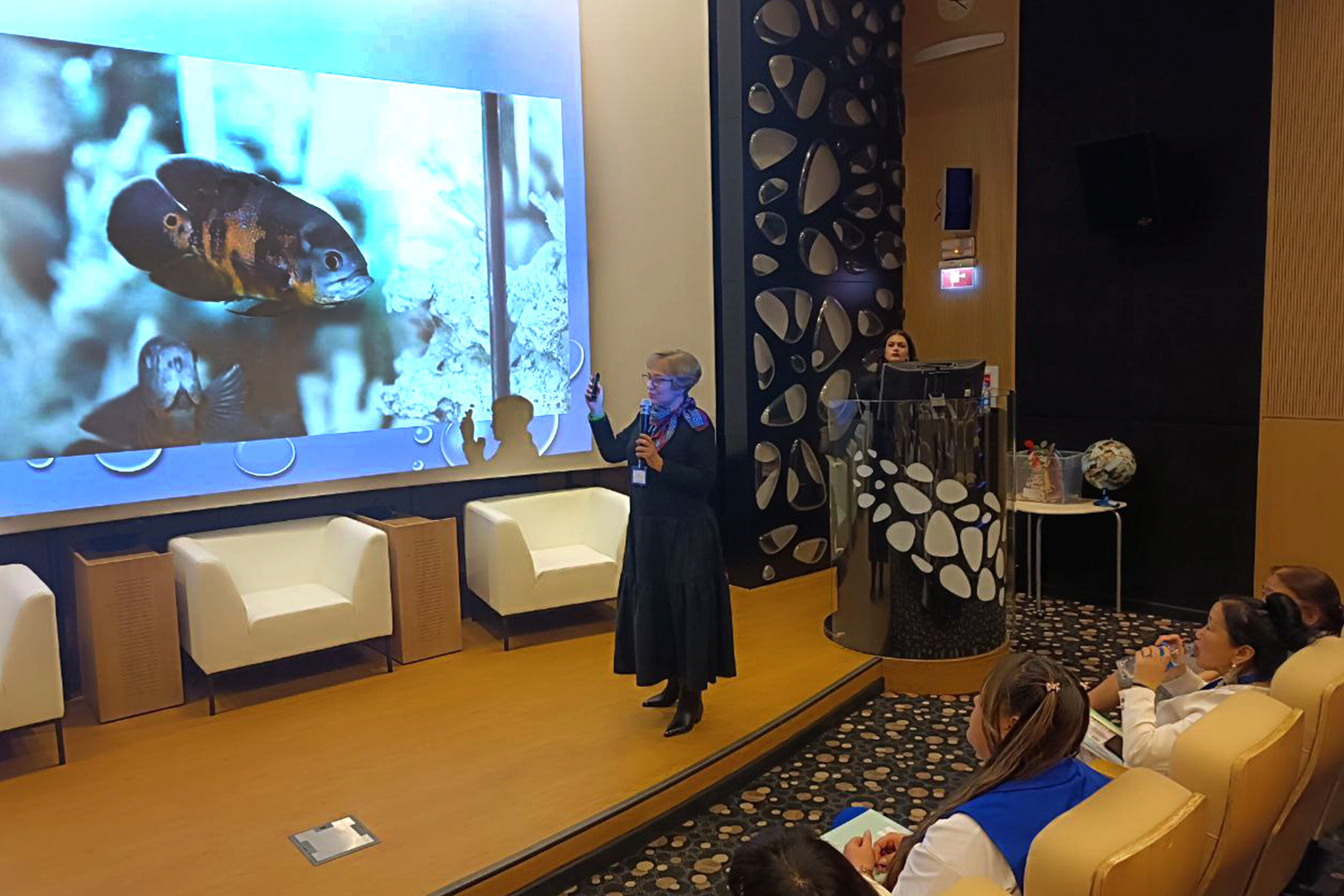 Специалисты ВДЦ «Океан» представили опыт экологического образования на научной конференции в Приморском океанариуме