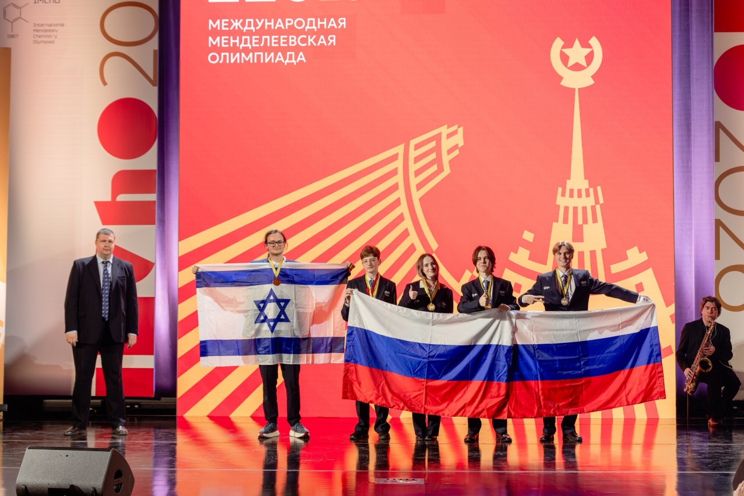 Россия стала лучшей на 60-й Международной Менделеевской олимпиаде школьников по химии, завоевав 7 золотых медалей из 16 возможных