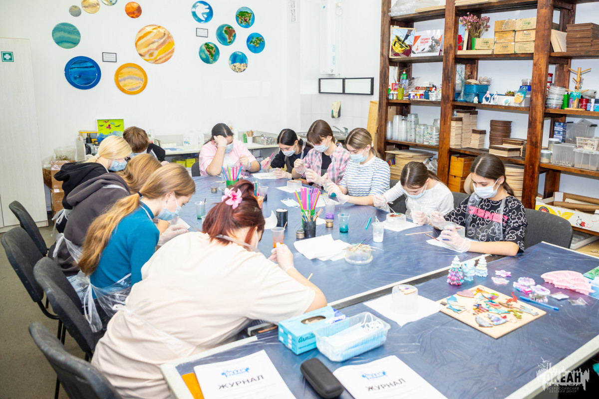 «Новый год у "Океана"»: участники программы обучаются творчеству в «Мастерской Деда Мороза»