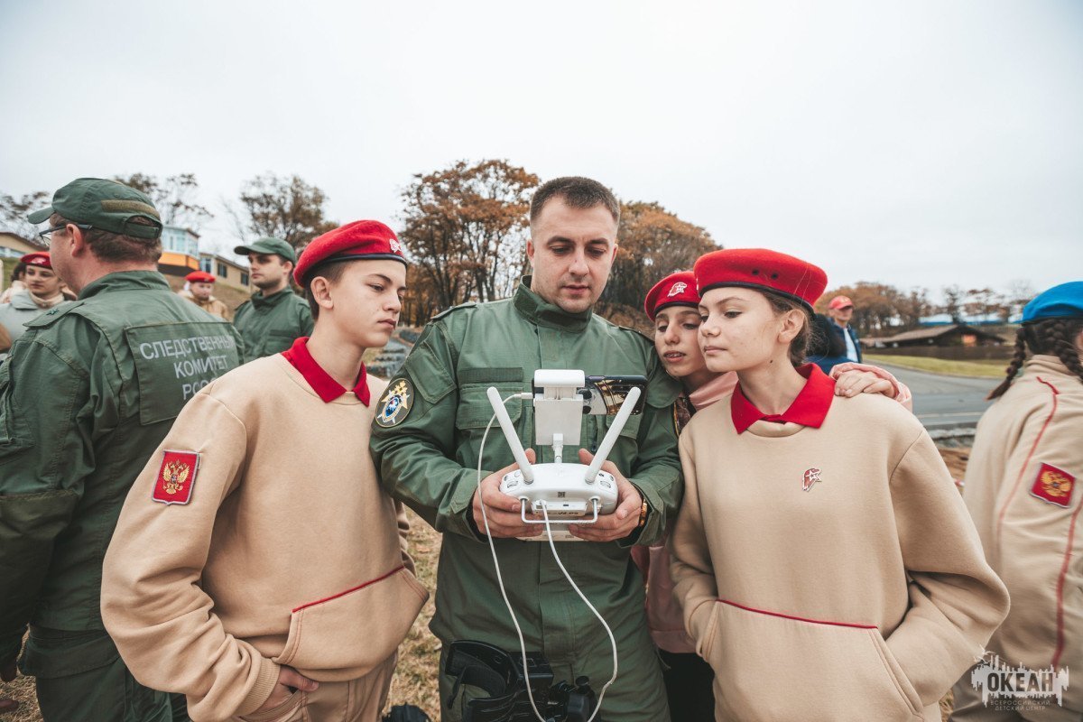 Сотрудники следственного управления Следственного комитета РФ встретились с юнармейцами в ВДЦ «Океан»