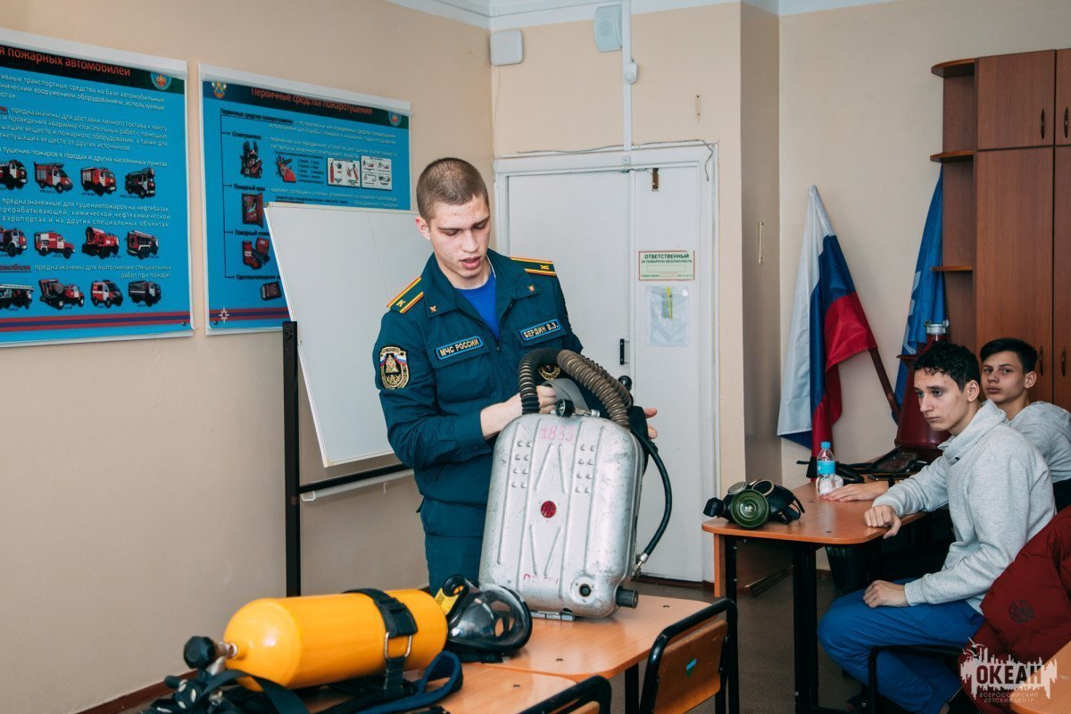 Курсанты Дальневосточной пожарно-спасательной академии проводят занятия для океанцев